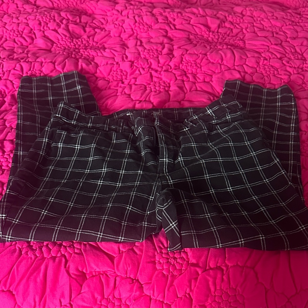 Old Navy Black and White Pixie Pant